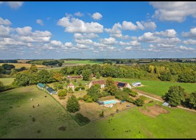 Ancienne ferme rénovée avec piscine, un gîte, boxes pour chevaux, sur 12 Hectares proche de Loches Ancienne ferme rénovée avec piscine, un gîte, boxes pour chevaux, sur 12 Hectares proche de Loches